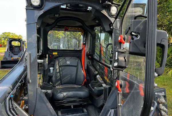 2022 John Deere 325G — photo 11