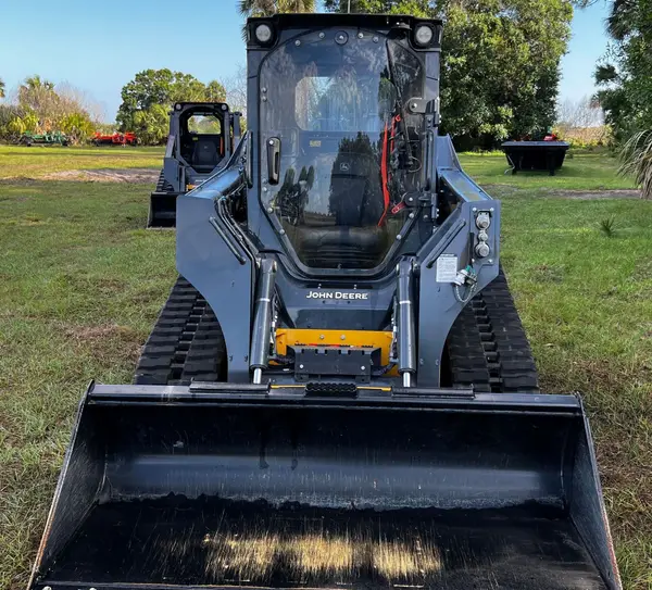 2022 John Deere 325G — photo 2