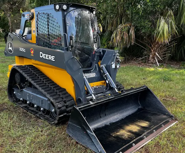 2022 John Deere 325G — photo 3