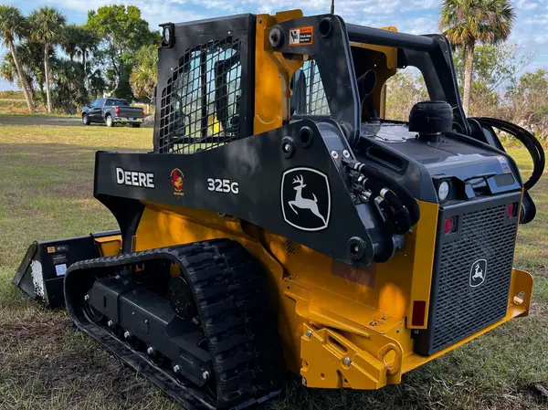 2022 John Deere 325G — photo 7