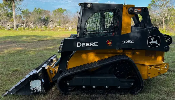 2022 John Deere 325G — photo 8