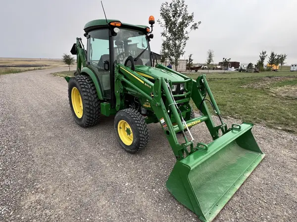 2022 John Deere 4052R — photo 2