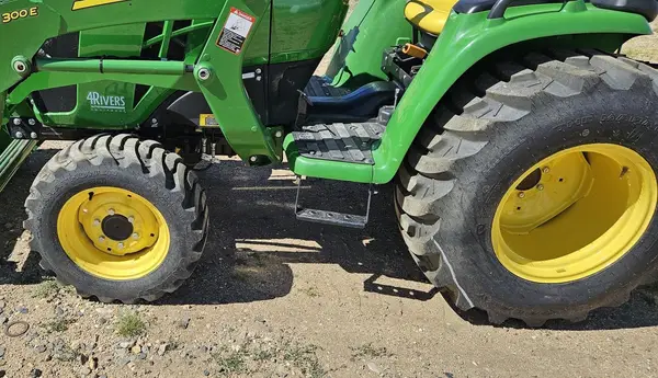 2021 John Deere 3032E — photo 11
